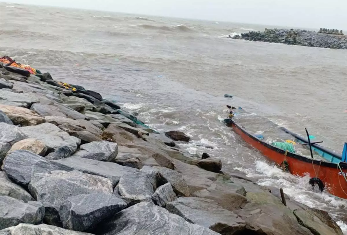 Two fishermen drown as boat capsizes near Shiroor