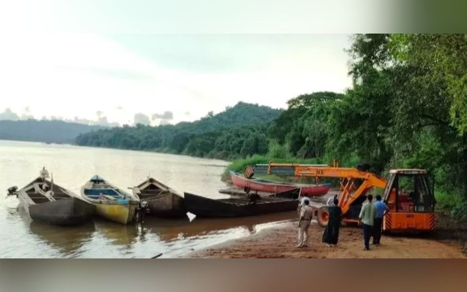 Bantwal: Officials raid alleged sand mining site on Nethravati bank, 20 boats seized