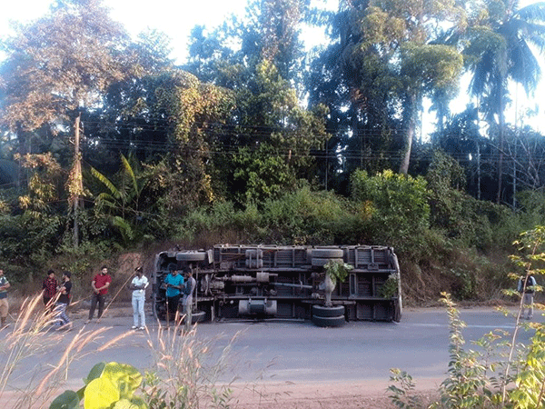 Lorry overturns after falling off National Highway at Budoli; Driver escapes unharmed
