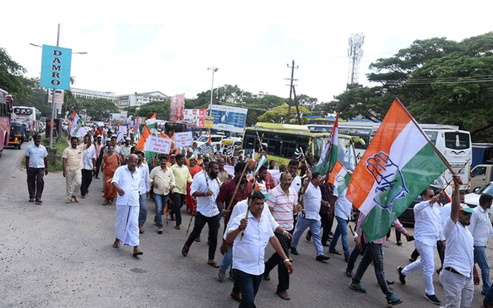 Congress stages protest against Rafael Deal in Udupi: Lathis displayed during protest rally