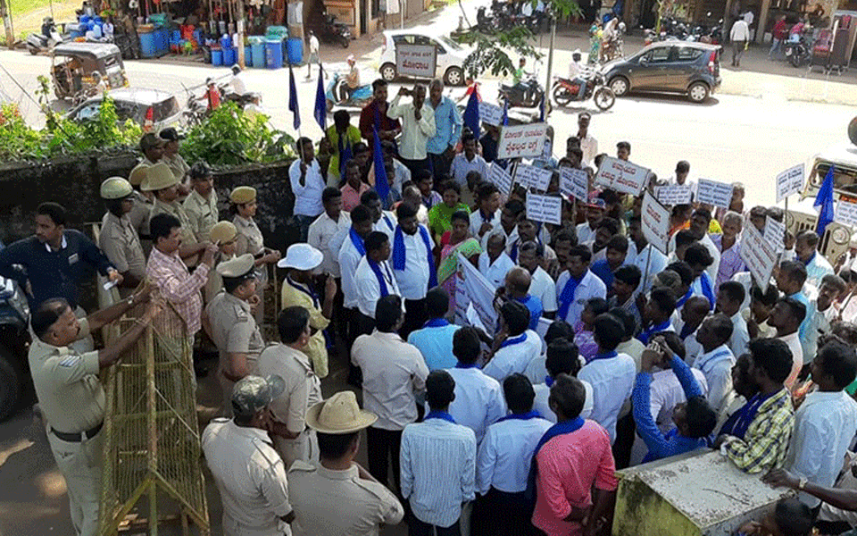 Dalits protest against Kadaba tahsildar, sub-inspector