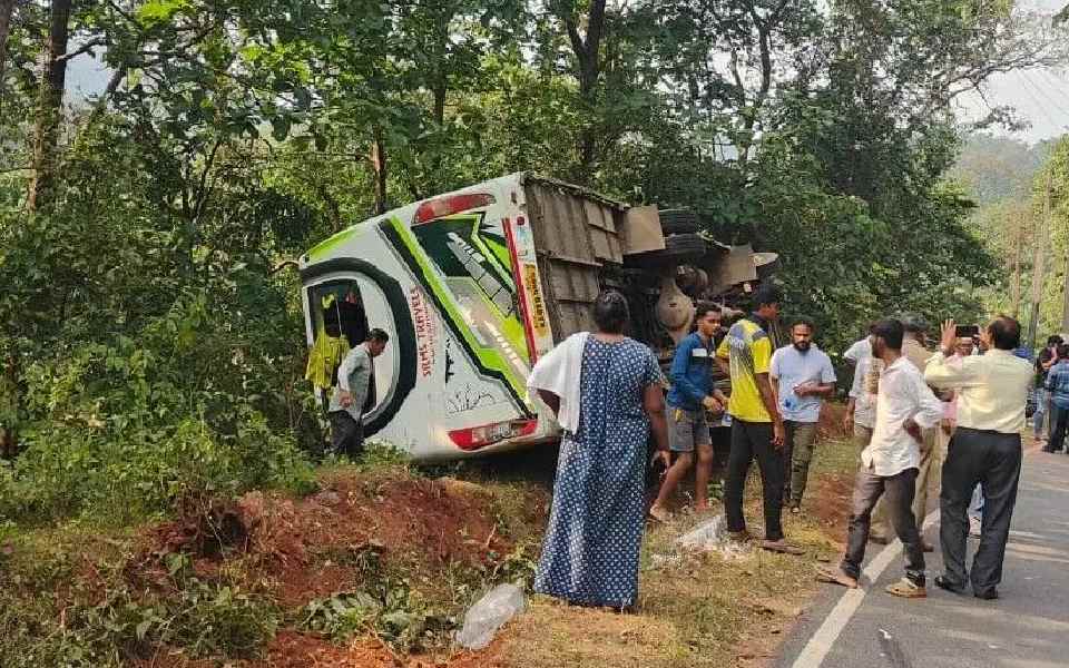 Uttara Kannada: Bus carrying students on trip overturns; 45 injured