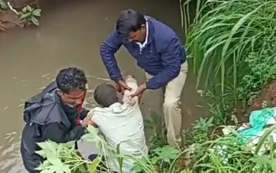 Mangaluru: Police rescue drunken man from overflowing stream