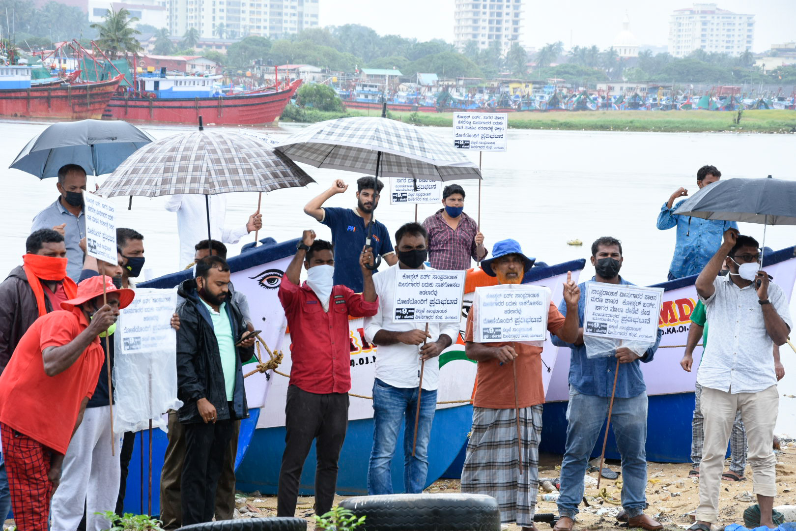 Mangaluru: Fishermen stage protest against proposed coastal berth
