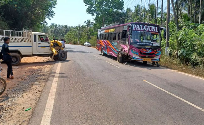 Head-On Collision between private bus and pickup vehicle in Goltamajalu, several injured