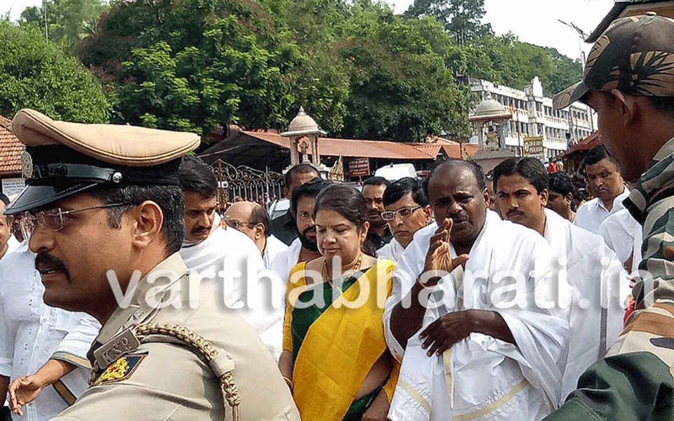 Karnataka CM-designate Kumaraswamy arrives at Dharmasthala