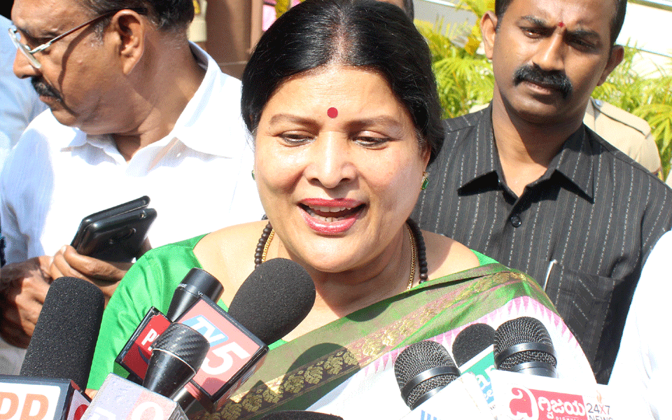 We are all helpless about Vishnuvardhan's memorial: Minister Jayamala