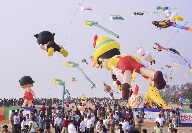 Mangaluru skies filled with artistic kites at 8th International Kite festival