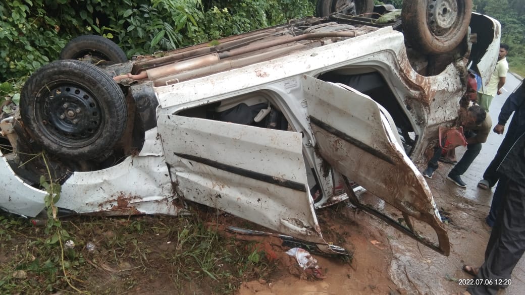 Car topples after driver loses control over wheels in Kadaba, two critically injured