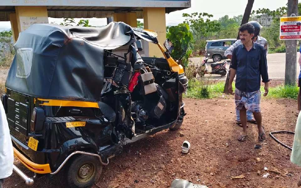 Konaje: Car-auto rickshaw collision leaves passengers injured