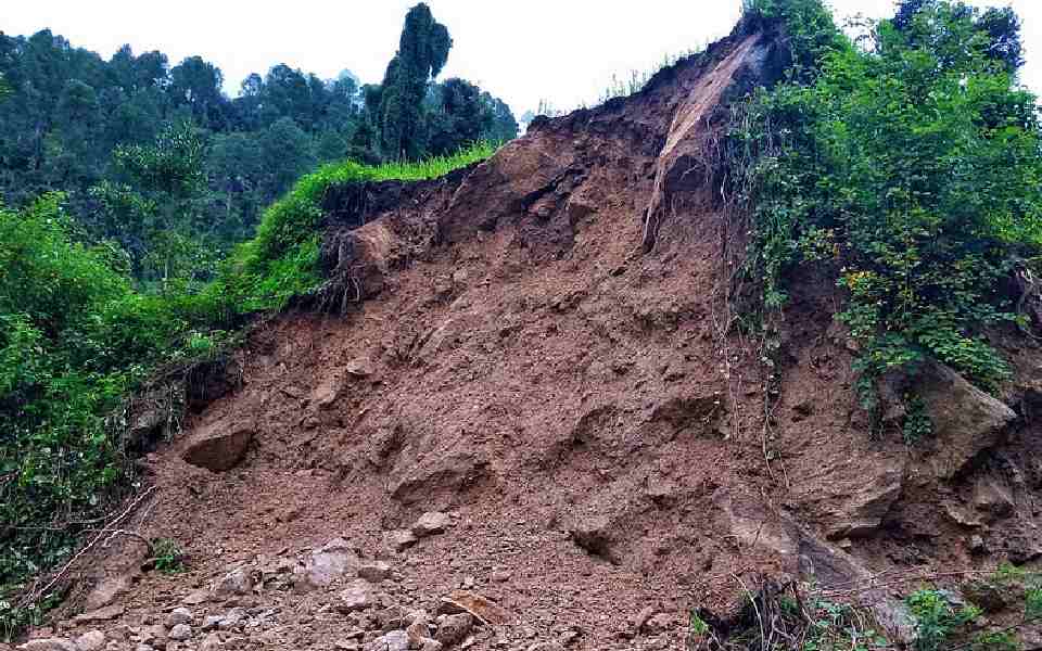 Landslide on Karnataka's Shiradi ghat, vehicles stranded