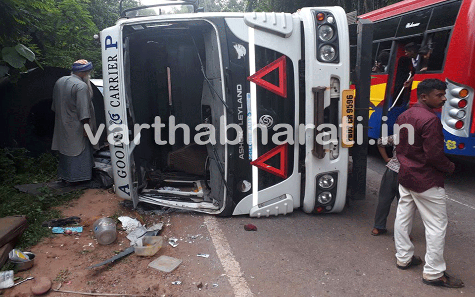 Mitturu: Lorry collides with car; four injured