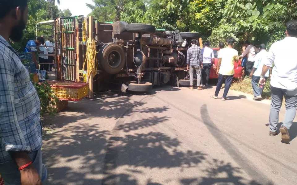 Vitla: Lorry transporting poultry overturns on Salethur road