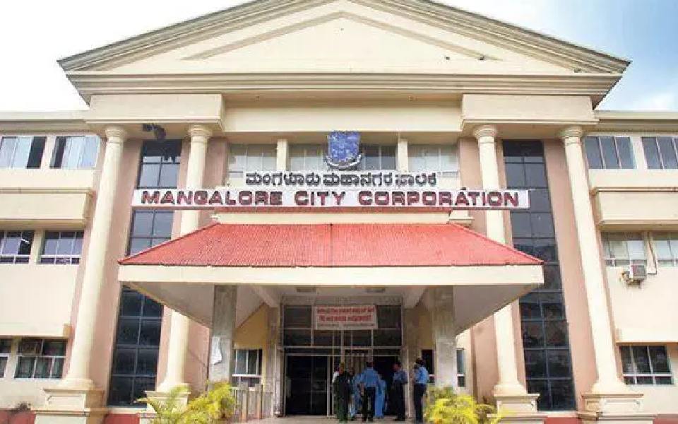 Mangaluru: Ravichandra Naik takes charge as new MCC Commissioner, CL Anand transferred