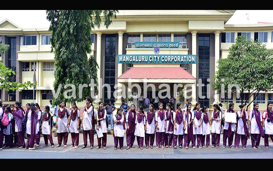 Human chain formed to bring voting awareness