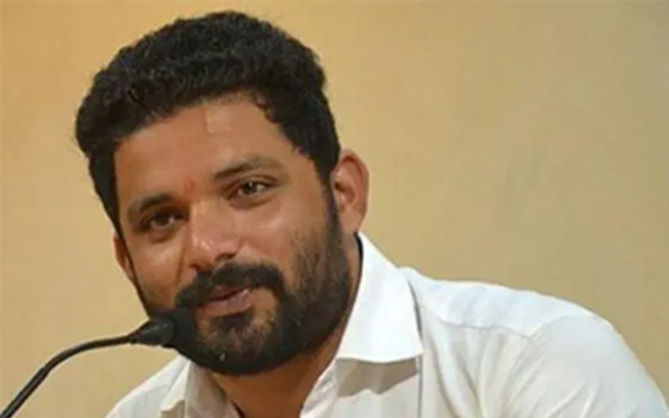 Mangaluru: Mithun Rai's car damaged in stone pelting by BJP workers