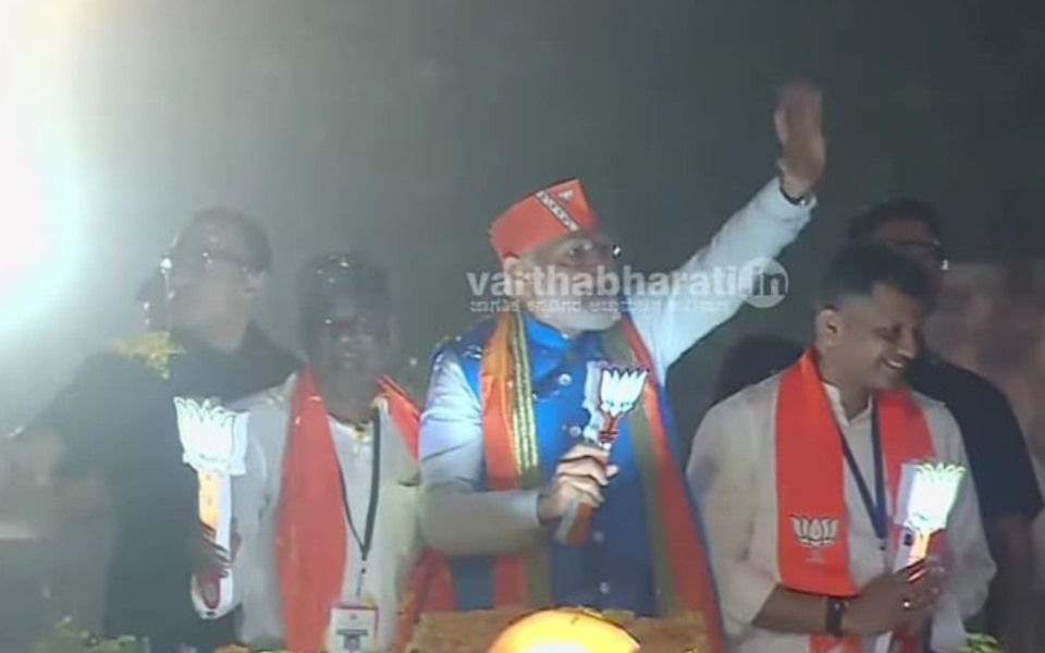 Prime Minister Narendra Modi arrives in Mangaluru, kickstarts mega poll rally