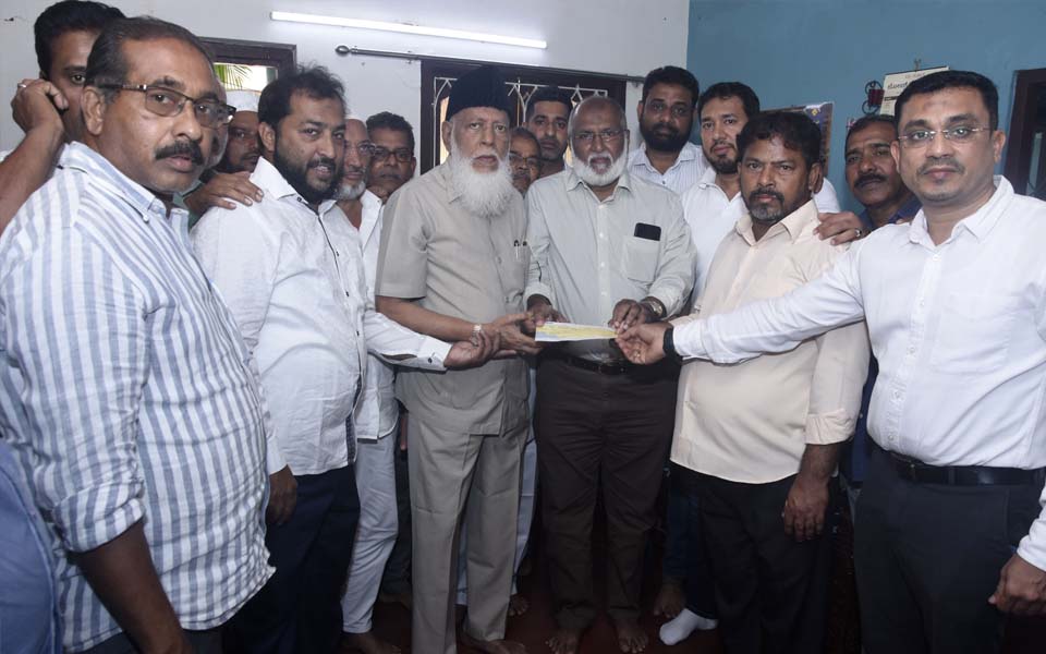 Mangaluru: Muslim Central Committee hands over Rs. Ten lac cheque to family of Nousheen
