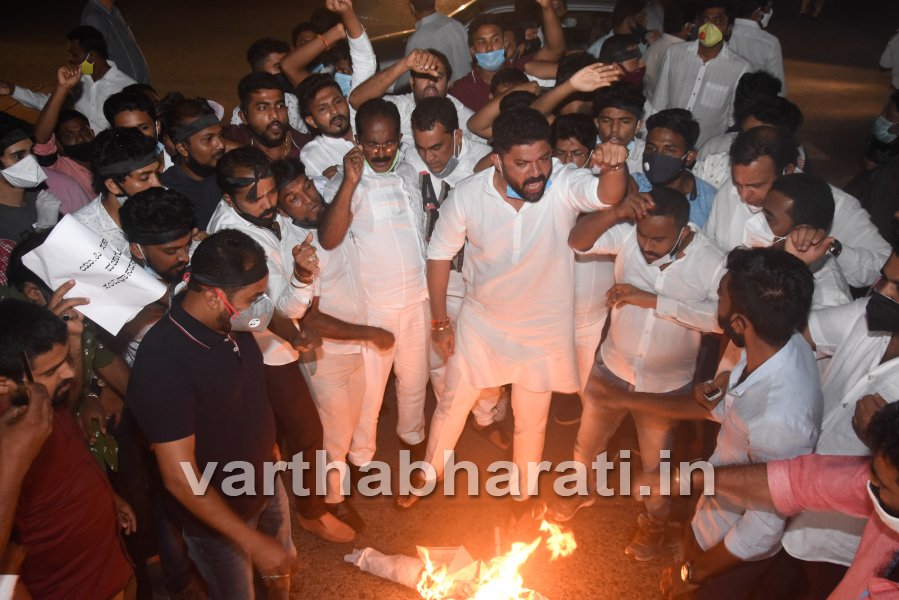 Mangaluru: DK Youth Congress condemn Hathras rape incident with candle march, says Yogi must resign
