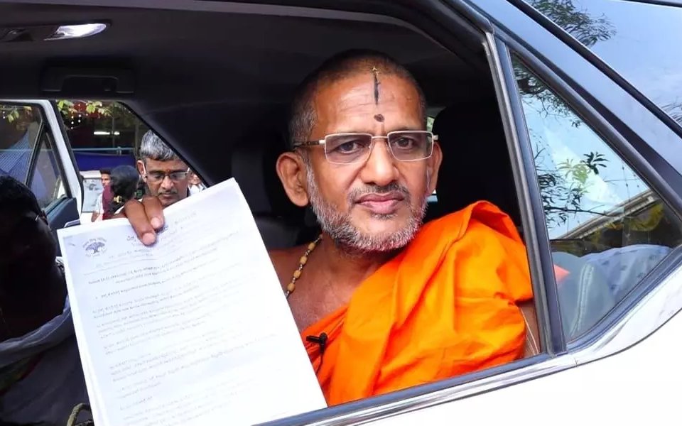 Pejavar Mutt seer says his remarks on Constitution 'misquoted' by media