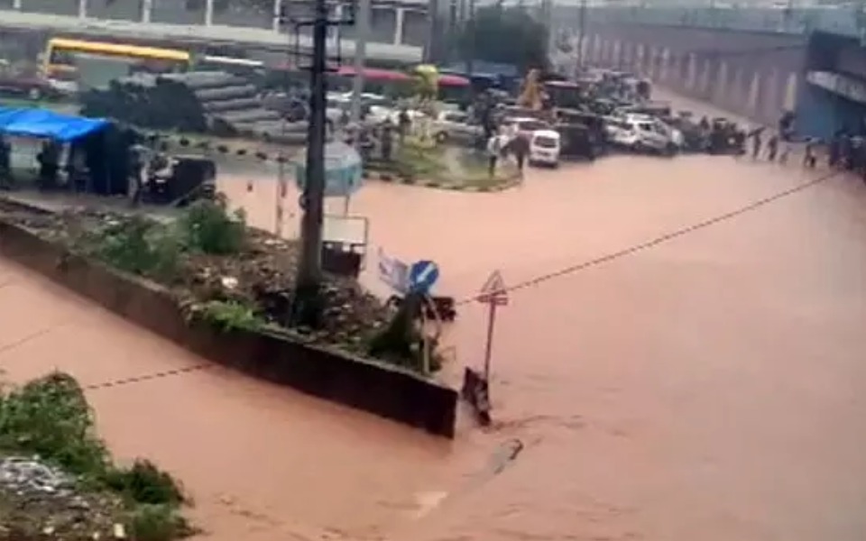 Commuters, ambulances face inconvenience as heavy rains pile up traffic on Mangaluru roads