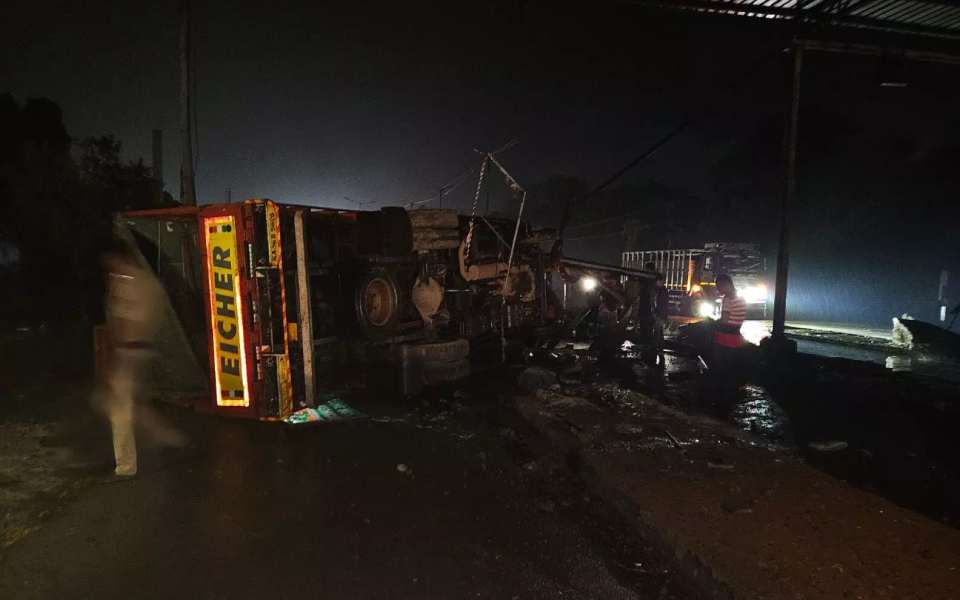 Truck rams into remains of Surathkal toll gate at night; driver injured