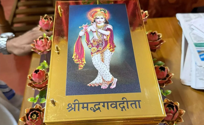 Delhi devotee gifts ₹2 crore golden Bhagavad Gita to Udupi Sri Krishna Mutt