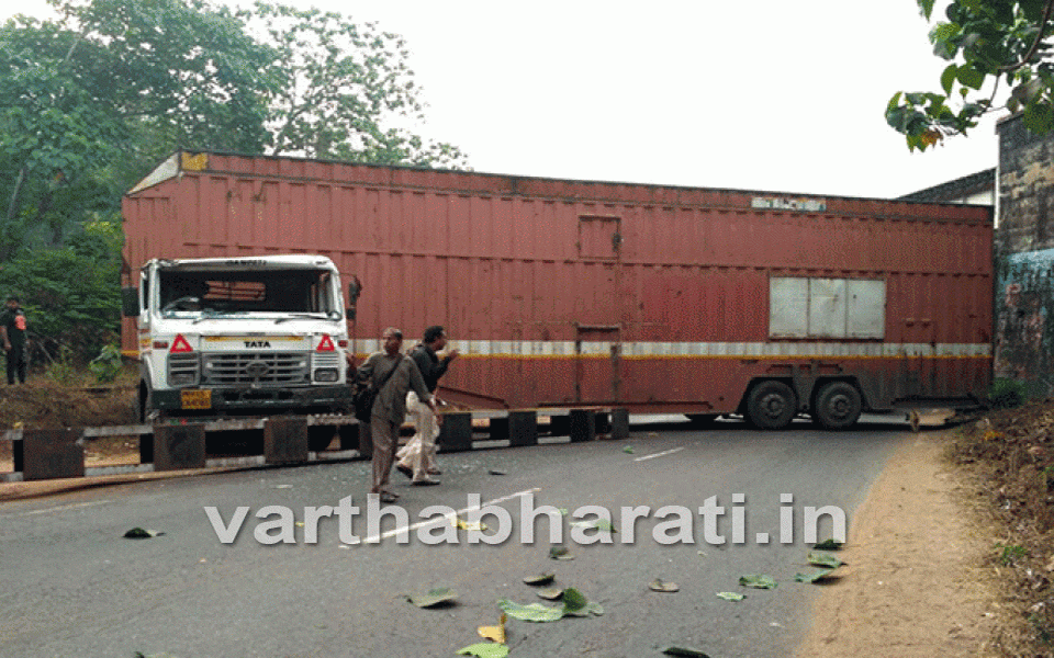 Mittur: Traffic chaos as container stuck under Railway Bridge