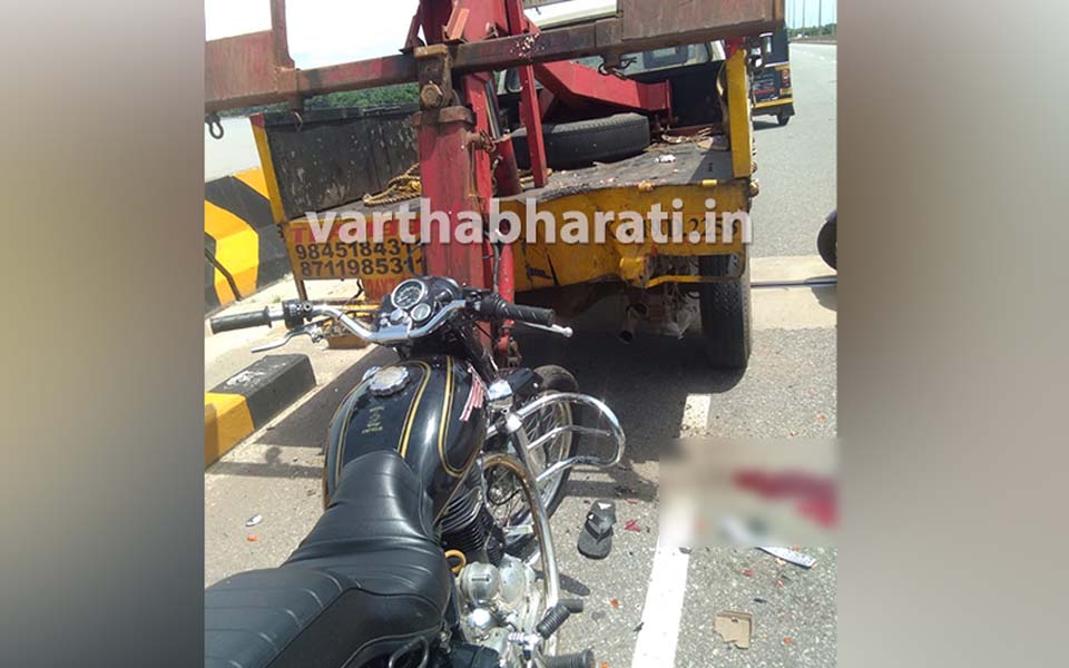 Mangaluru: Bike rams into vehicle towing truck, rider killed
