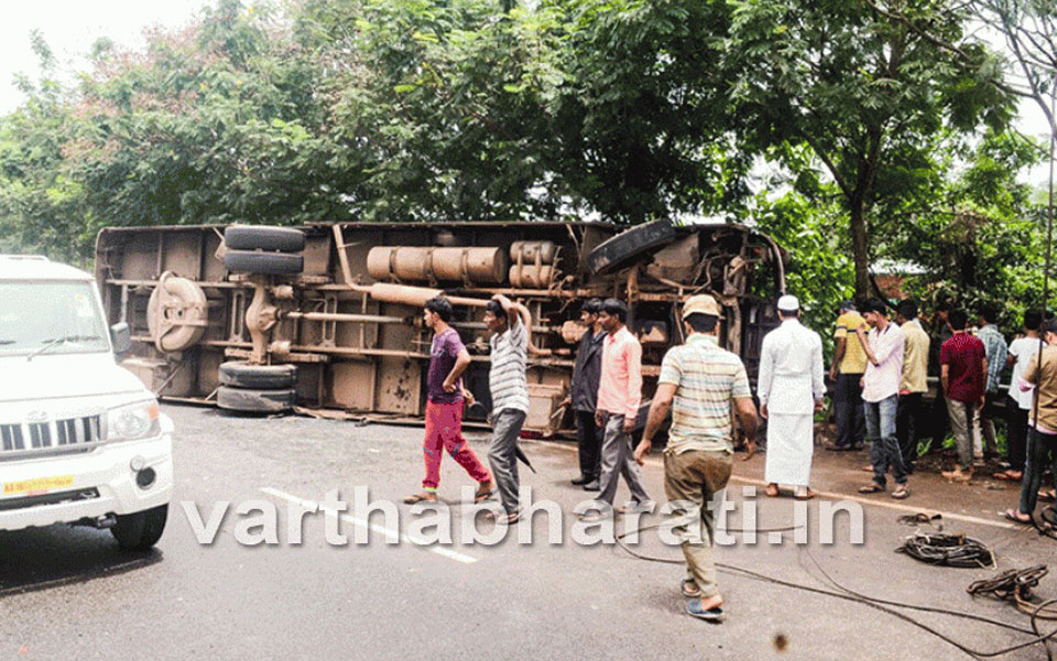 Arkula: Bus proceeding from Puttur to Mangaluru topples; 16 injured