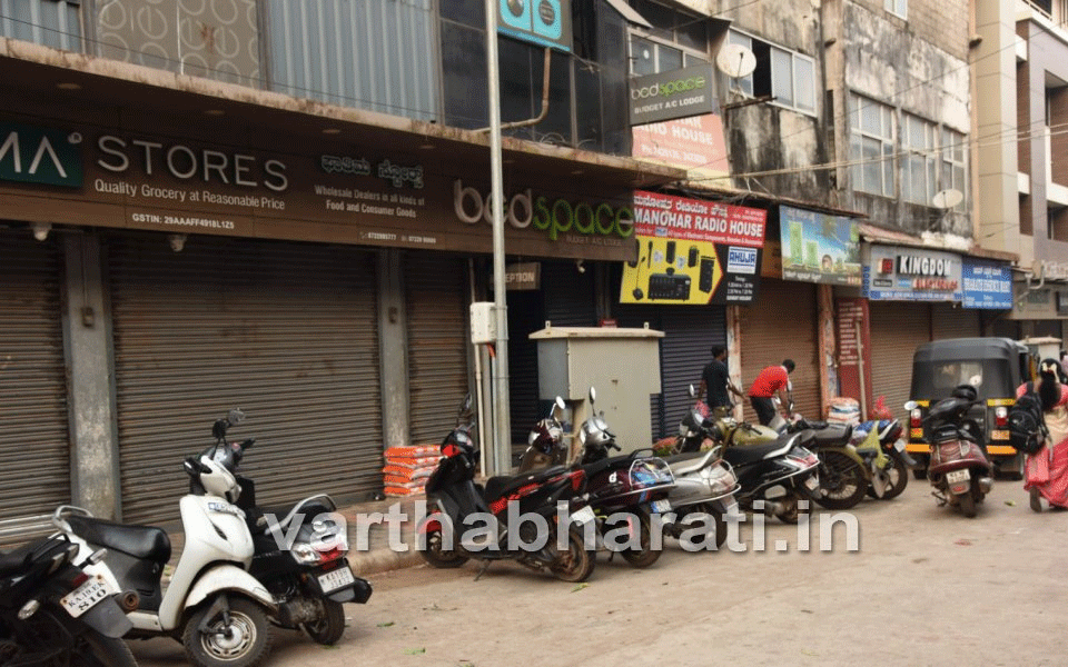 Hijab verdict: Karnataka Bandh receives good response in Mangaluru