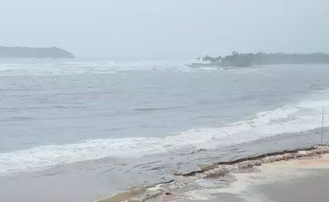Karnataka: Youth drowns in sea, two friends rescued