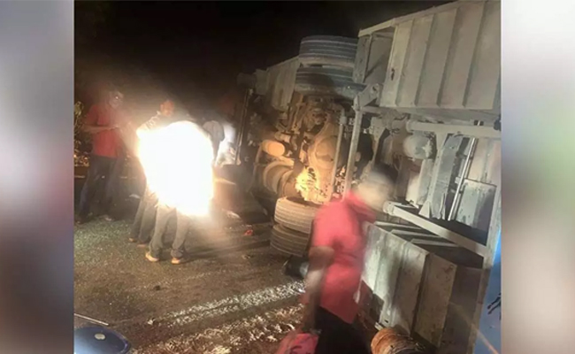 Private bus overturns at Alvanki Ghat near Bhatkal; five injured