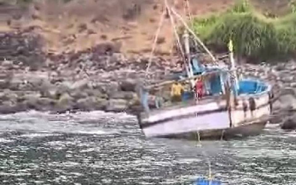 Fishing boat from Malpe capsizes near Bhatkal, 7 fishermen rescued