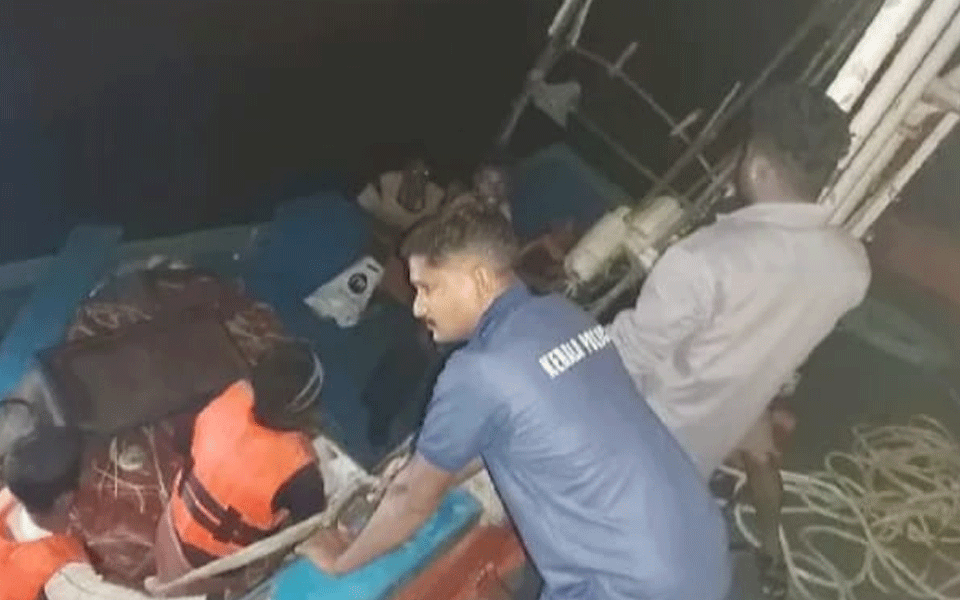 Kasaragod: Boat capsizes in Sea, Fishermen Rescued