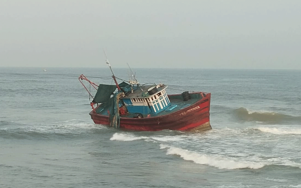 Mangaluru: Harbored boat sinks into sea as miscreant cut ropes