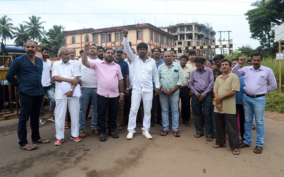 Jeppu Mahakalipaddu: Protest demanding railway under bridge construction staged