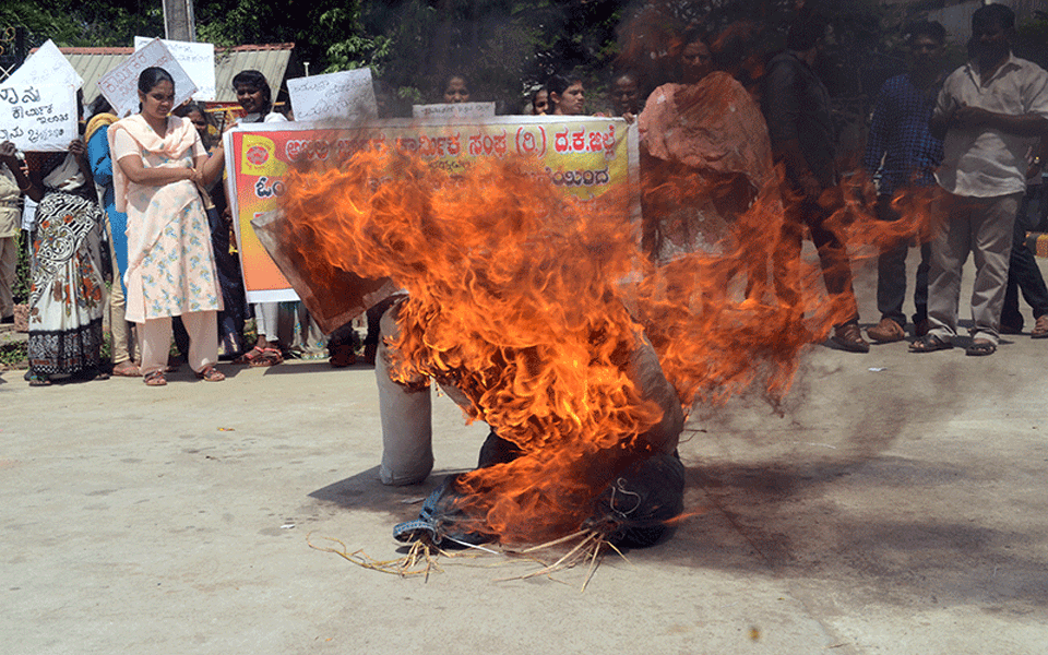All India Labor Association burns effigy, stages protest