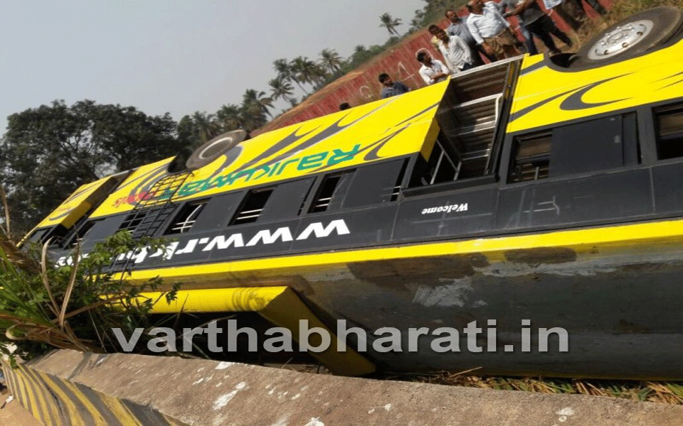 Bus topples in Hejmadi: several injured