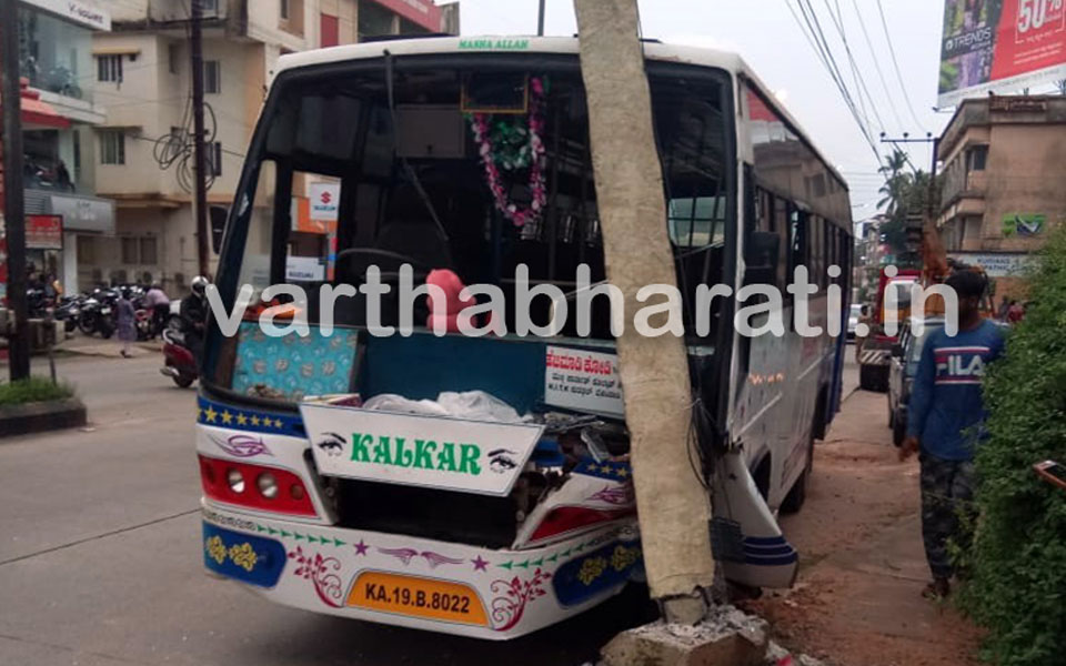 Mangaluru: Bus rams into electricity pole as driver loss control over wheels