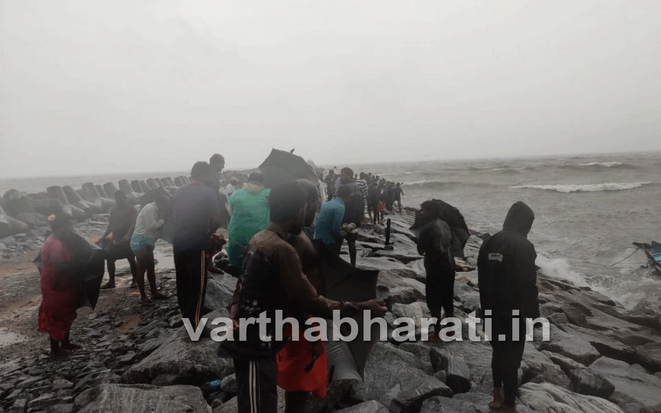Four fishermen killed as boat capsizes at Koderi in Byndoor