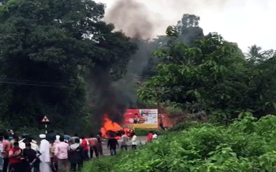 Puttur: Moving car catches fire