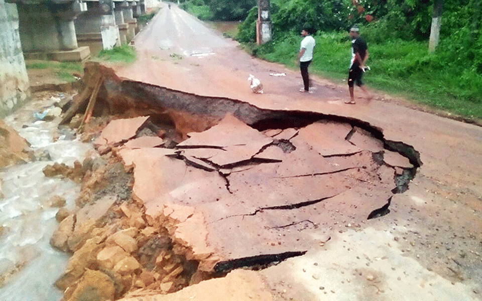 Hosmata : Old bridge road caves in