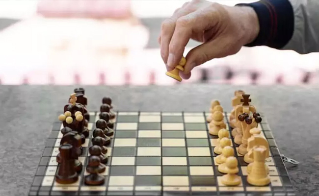 Mangaluru man creates India’s first beeswax chessboard, enters record book