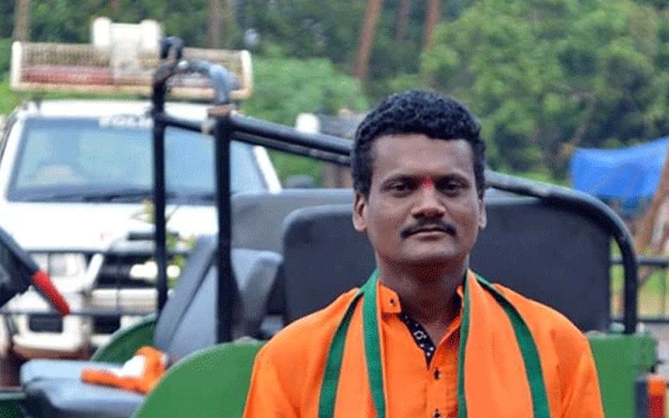 Mangaluru: 40-year old bus conductor dies after being hit by train in Thokottu