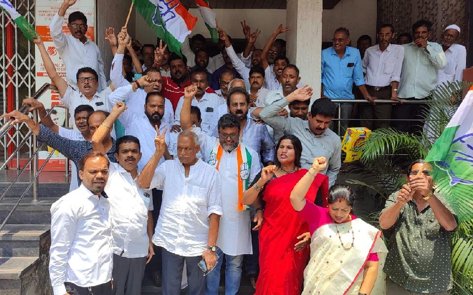 Congress leaders, workers in coastal Karnataka celebrate formation of party-led govt