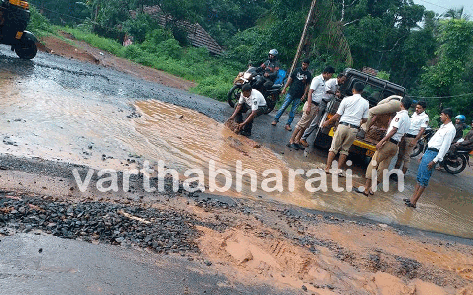 Bantwala Cops repair road