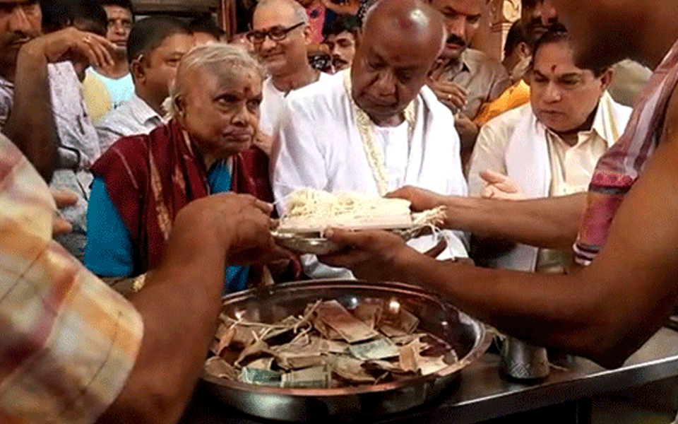 Kundapur: HD Devegowda, wife visits Amruteshwari temple; offers special puja