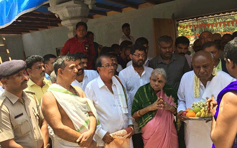 Former PM Devegowda, wife visits Mahalingeshwar Mahaganapathy temple in Udupi