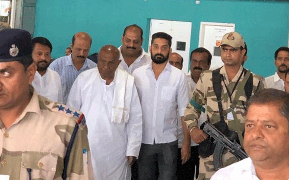 Former PM HD Devegowda arrives at Mangaluru for Naturopathy treatment in Udupi